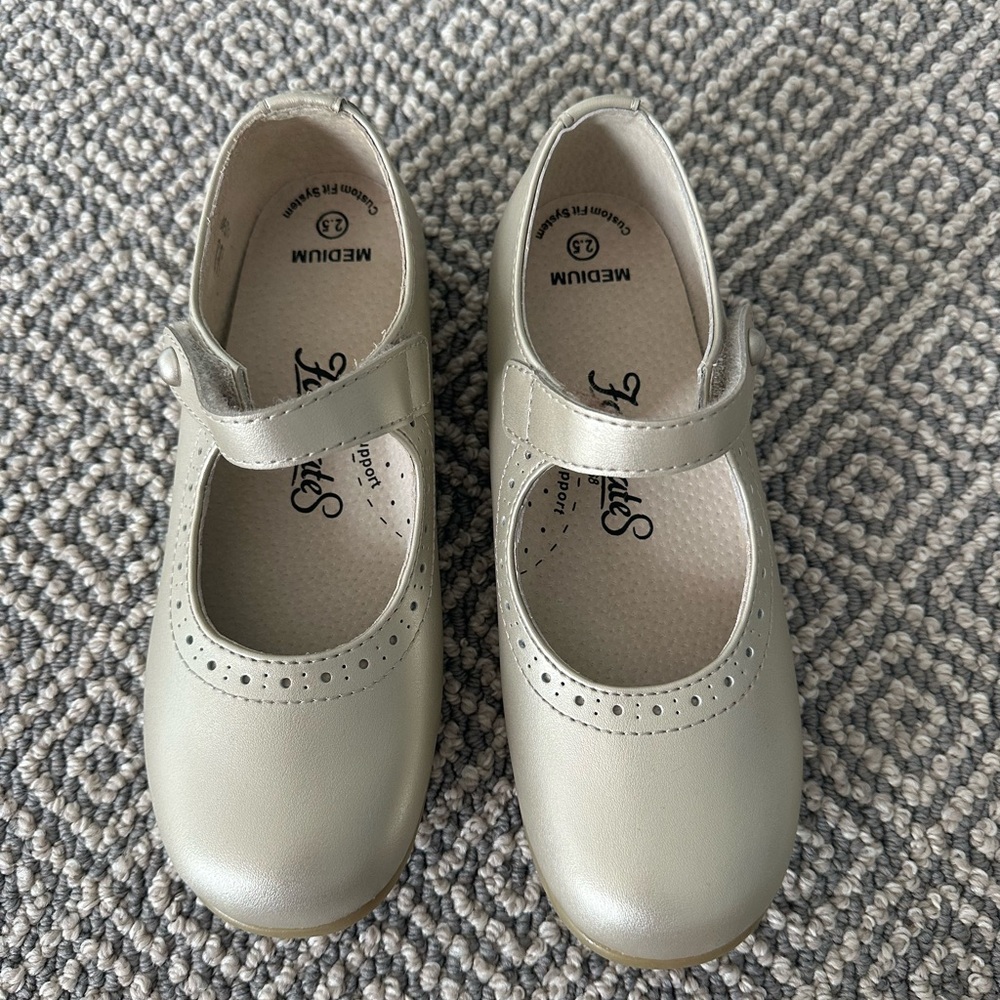 New FootMates gold girls Mary Jane’s